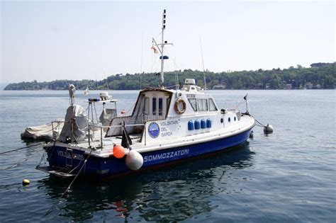 Schip Del Equipo Que Se Zambulle Voluntario En El Lago Garda Foto