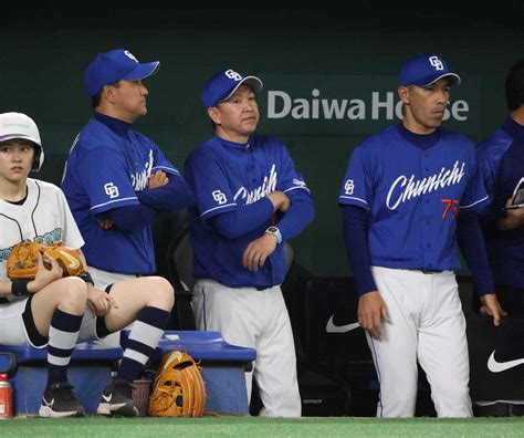 ＜巨・中＞5回、中日ベンチの立浪監督（中） （撮影・西川祐介） ― スポニチ Sponichi Annex 野球