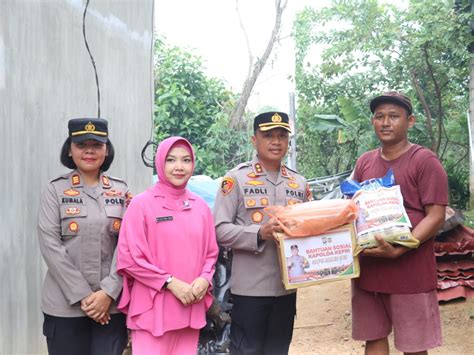 Kapolres Karimun Serahkan Bantuan Sosial Untuk Korban Bencana Angin