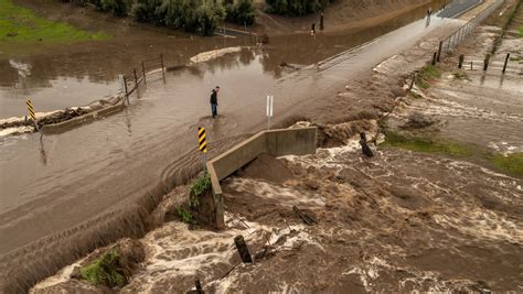 Intensas Lluvias Dejan Dos Muertos Miles De Evacuados Y Graves