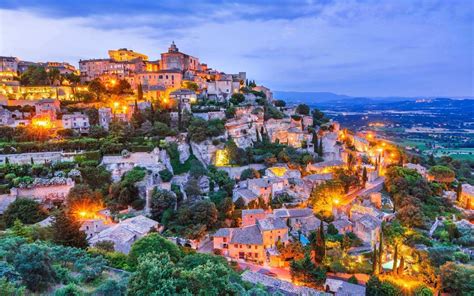 Découvrez Roussillon village haut en couleurs dans le Luberon