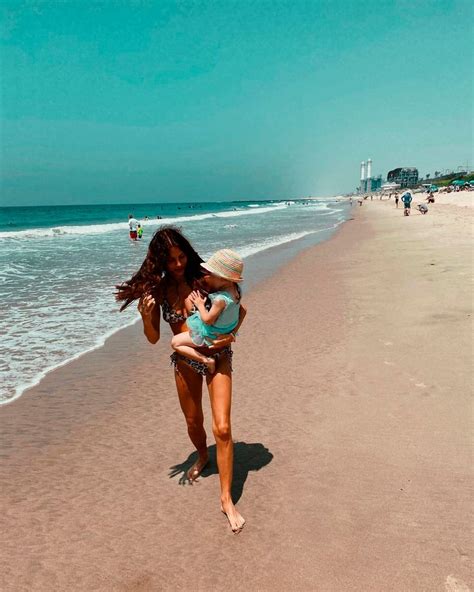 Weronika Rosati Pokaza A Si W Bikini Na Spacerze Z C Rk Na Pla Y W Kalifornii