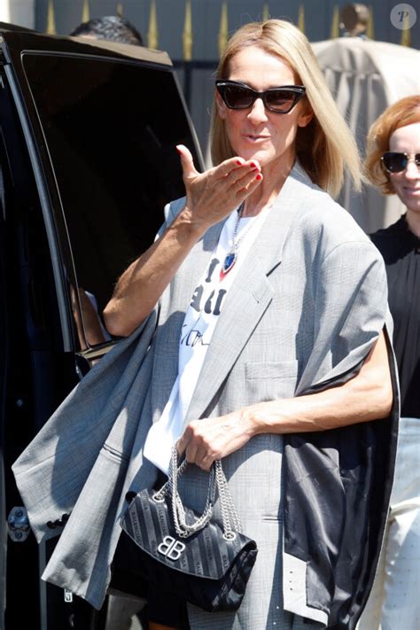 Photo Celine Dion à la sortie de l hôtel de Crillon à Paris pendant