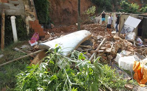 Desabamentos Causam Mortes Após Fortes Chuvas No Rio Criança Está