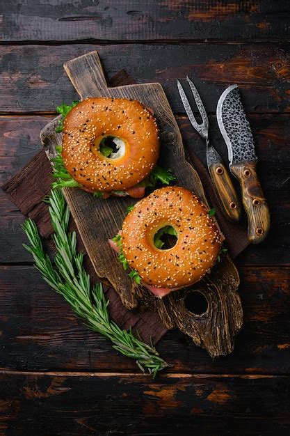 Creme de queijo e bagel de salmão defumado na velha mesa de madeira