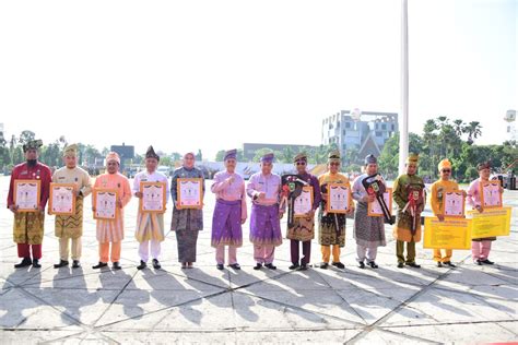 HUT Ke 66 Provinsi Riau Bupati Kasmarni Terima Anugerah Lencana Wira