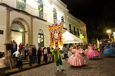 Maracatu O Que Hist Ria Tipos Instrumentos Brasil Escola