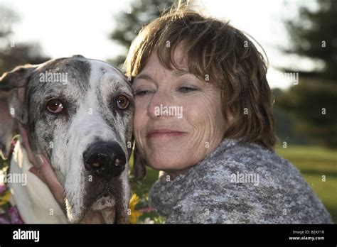 Femme Mature Avec Gros Chien Photo Stock Alamy