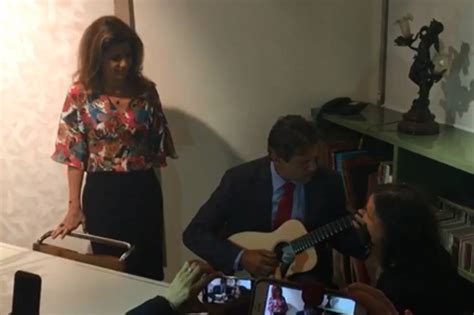 Em reunião artistas Haddad toca violão e diz que Bolsonaro é