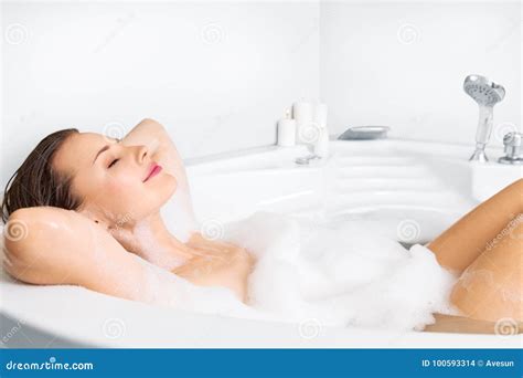 Femme Se Baignant Dans La Baignoire Photos Libres De Droits Et