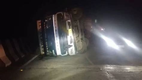 Mumbai Goa Highway Accident जगबुडी नदीच्या पुलावर भीषण अपघात खताचा