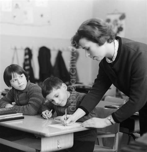 Ddr Fotoarchiv Berlin Lehrerin Korrigiert Hausaufgaben Der Sch Ler