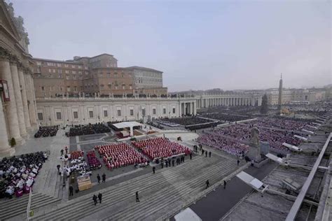 Benedicto Xvi El Papa Sabio Es Despedido Por Francisco Ante Miles De