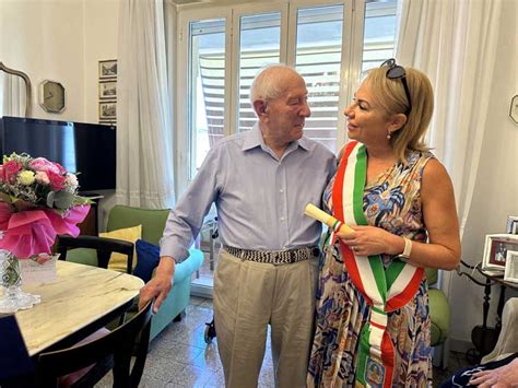 Latina Antonio Festeggia Anni E Il Sindaco Gli Porta Gli Auguri