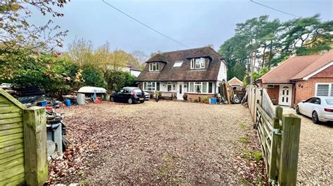 Finchampstead Road Finchampstead Wokingham Berkshire Rg40 4 Bed