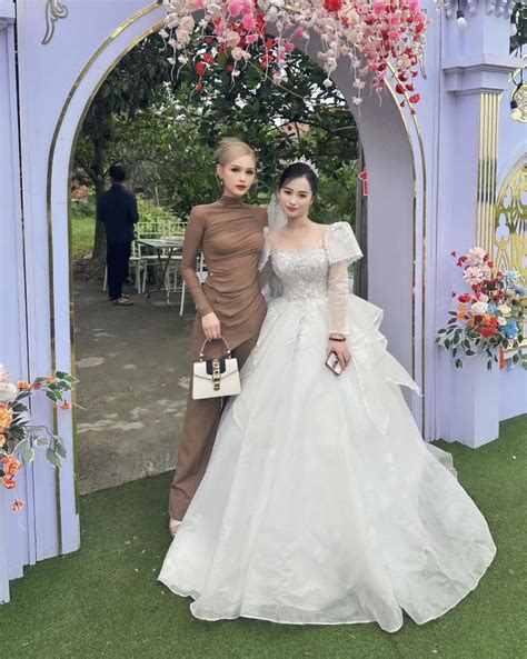 Đệ nhất hot girl Vbiz về quê ăn cưới mặc kín từ đầu đến chân vẫn khoe đường cong trập trùng