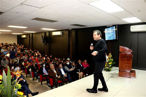 Imparten En Fca Saltillo La Conferencia Motivacional De Antonio Arguelles Díaz Nadando Contra