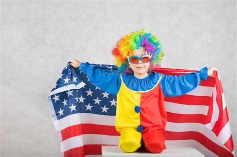 Menino De Cinco Anos Vestido A Fantasia De Palha O Bandeira