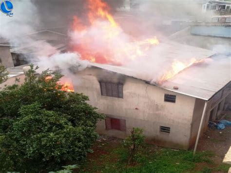 Casa é destruída pelas chamas no Bairro Suzana Lagoa Fm A Primeira