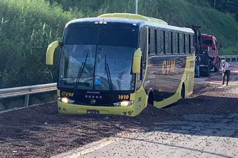 Ônibus De Turismo Usa A área De Escape Do Anel Rodoviário Em Bh