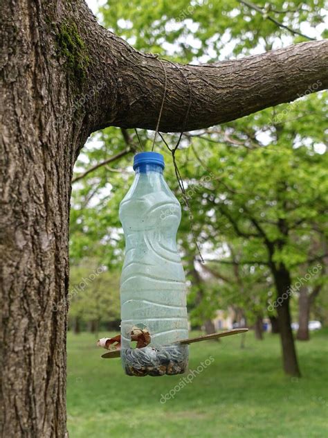 Un Comedero Casero De Aves Hecho De Una Botella De Pl Stico Llena De