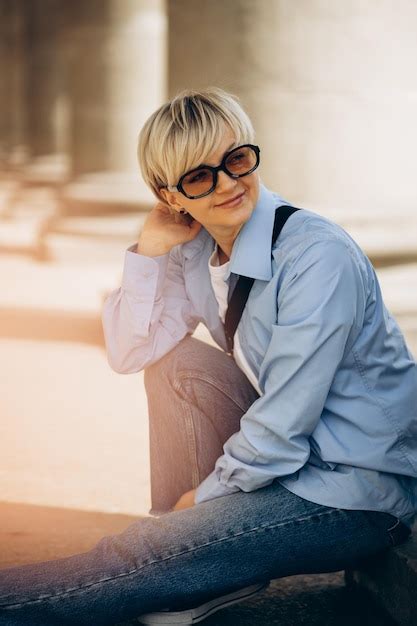 Portrait De Jeune Femme Blonde Posant Dans La Rue Photo Gratuite