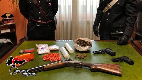 Blitz Dei Carabinieri Nel Quartiere Ciccarello Sequestrate Armi Droga