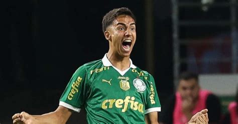 Vitor Reis recebe sondagens mas Palmeiras descarta saída neste momento