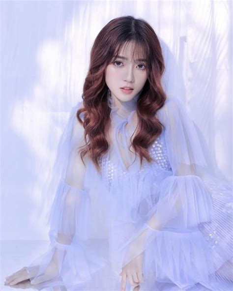 Xịt m áu mũi trước thân hình n óng b ỏng của những streamer hot nhất