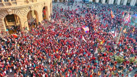 Genoa In Serie A Migliaia E Migliaia Di Tifosi In Strada Per La Grande