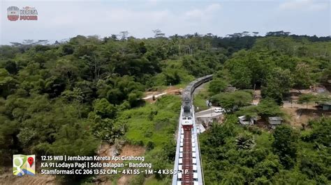 Lalu Lalang Kereta Api Meliuk Melintas Di Atas Jembatan Cirahong Saat