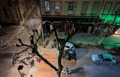 Millau Une Voiture Sur Le Toit En Plein Centre Ville