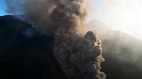 W Rmebild Kamera Filmt Lavafluss Gr Ter Vulkan Der Welt Bricht