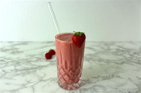 Creamy Vegan Strawberry Vanilla Milkshake Minamade