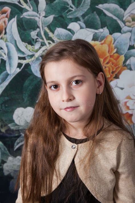 Retrato Da Menina Da Criança De 8 Anos No Estúdio Imagem de Stock