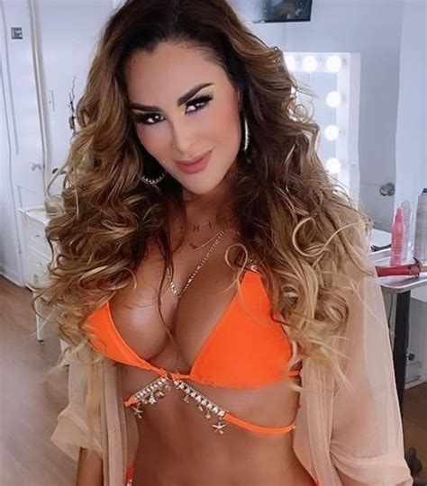 Ninel Conde Luce Sus Curvas De Infarto En Diminutos Bikinis A Sus