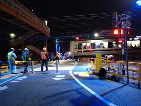 Jr神戸線 尼崎駅～立花駅間で人身事故「踏切の近くで電車に人が飛び込んで轢いた音がした、おじさん2人組が駅員にシャドーボクシングみたいな動きし