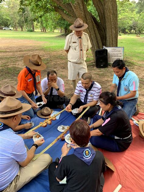 Hora Del Almuerzo En El Campamento De La Selva Tropical Imagen De