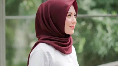 Warna Hijab Burgundy Cocok Untuk Baju Warna Apa