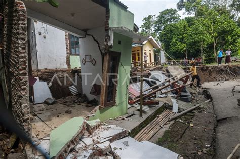 DAMPAK BENCANA PERGERAKAN TANAH DI LEBAK ANTARA Foto