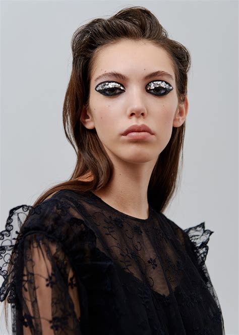 Макияж с блестками | Dramatic eye makeup, Silver eye makeup, Dramatic ...