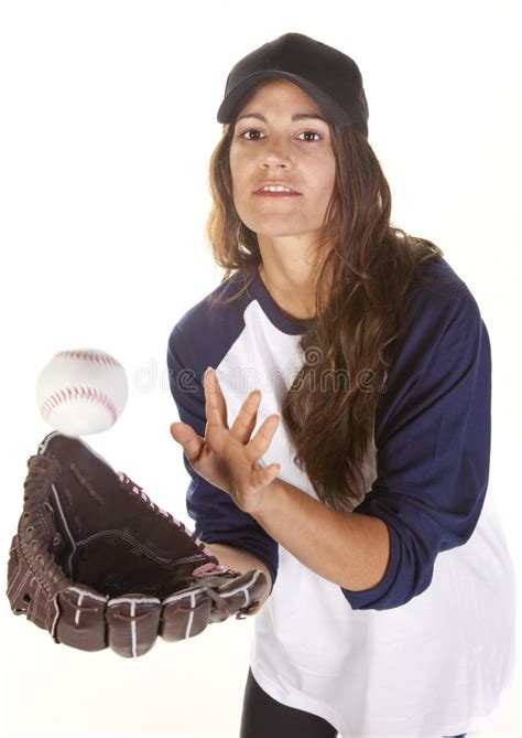 Giocatore Di Baseball O Di Softball Della Donna Che Cattura Una Sfera