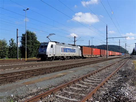 386 010 3 Von METRANS Ist Mit Einem Containerzug Bei Timelkam In