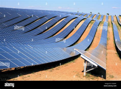 ferme solaire geante en provence les mees france photo stock alamy