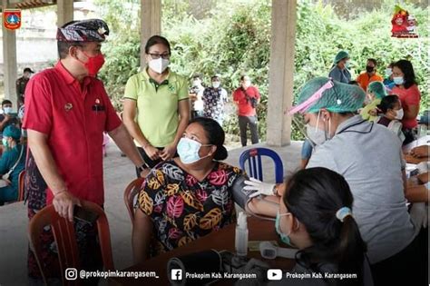 Bupati Gede Dana Meninjau Tempat Pelaksanaan Vaksinasi