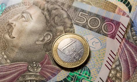 Kurs euro blisko powyborczego dołka Dolar najtańszy od września S O