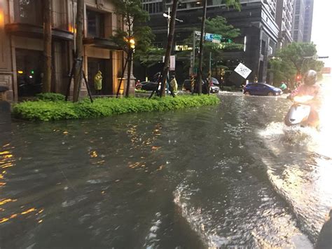 板橋大雷雨過後 大遠百黃金地段新板特區淹水成小泳池 好房網news