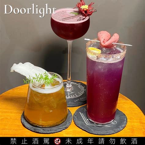 【bar Doorlight】高雄苓雅區隱身大遠百附近小巷的質感酒吧，吧檯欣賞bartender調酒是種享受！二樓有包廂空間可預訂