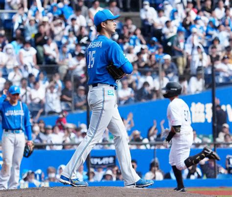 ＜ロ・日＞9回1死三塁、石井はスリーバントスクイズも空振り（撮影・長久保 豊） ― スポニチ Sponichi Annex 野球