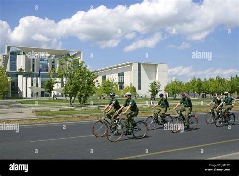 Berliner Polizist Fotos Und Bildmaterial In Hoher Aufl Sung Alamy